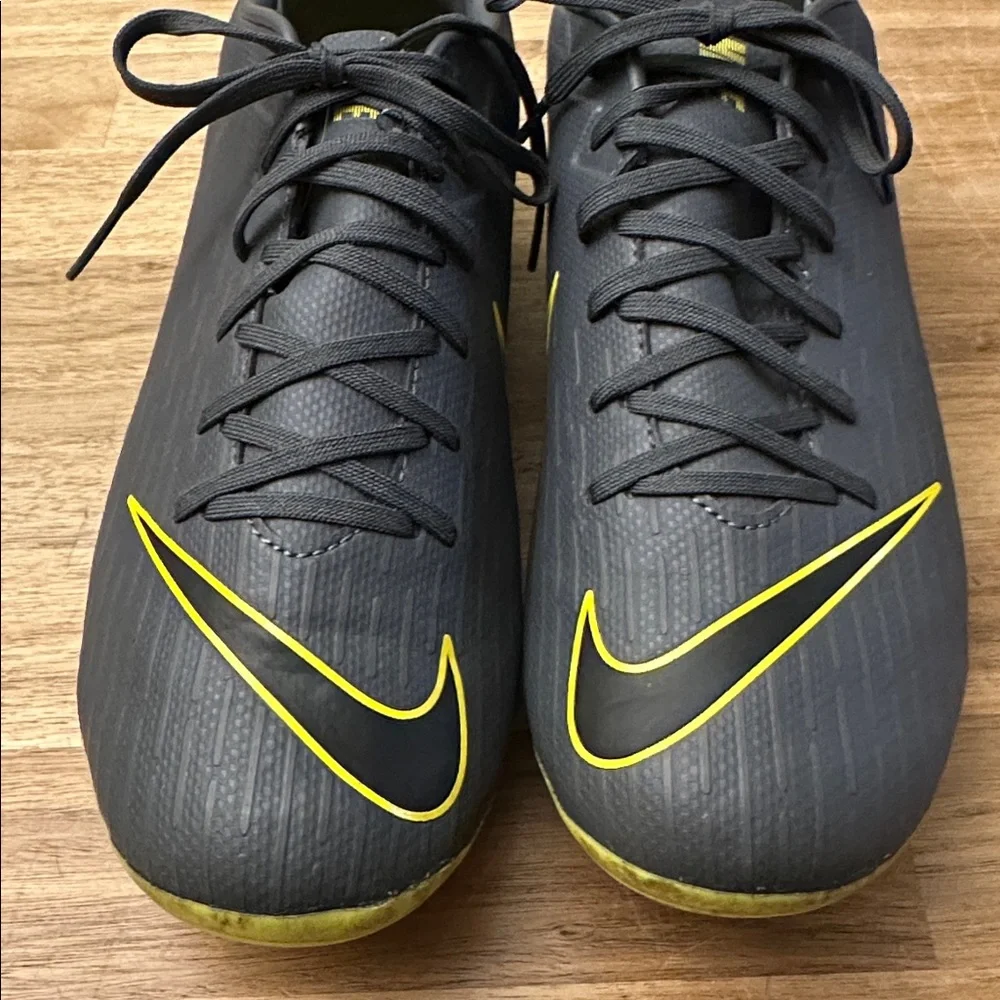 NIKE Mercurial Vapor 12 Club soccer cleats